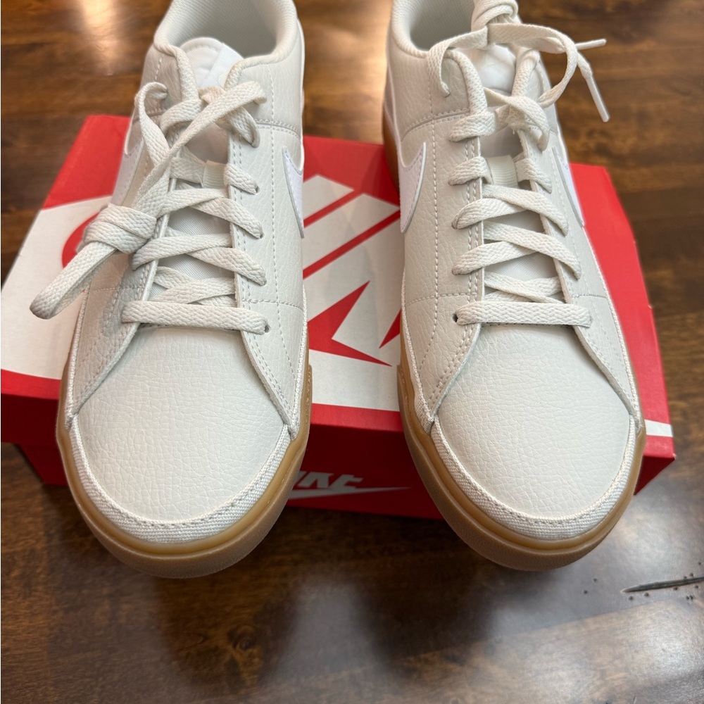 Nike Court Legacy Lo Sneakers Gum Sole women’s size 9